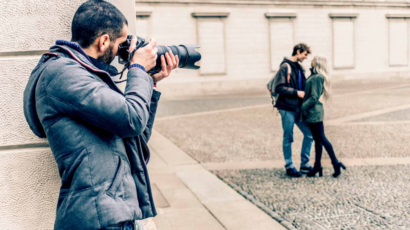 private-investigator-taking-photos