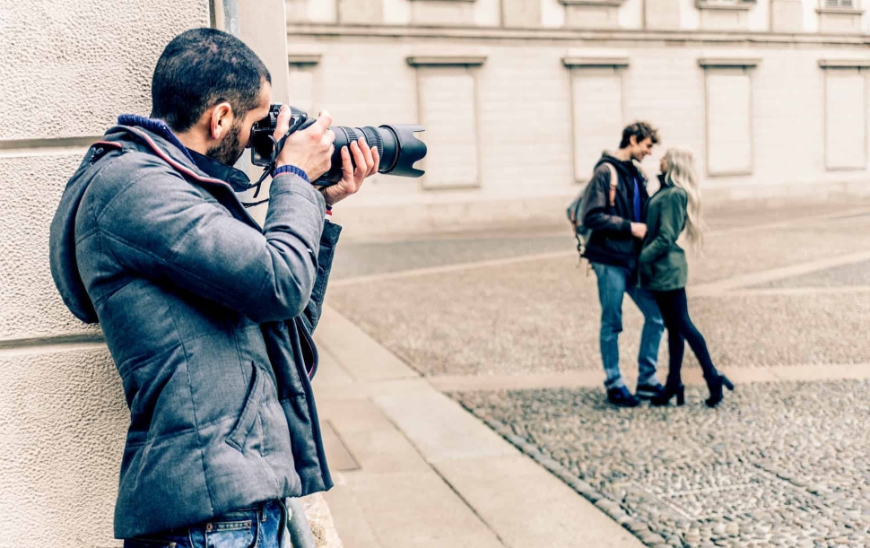 private-investigator-taking-photos